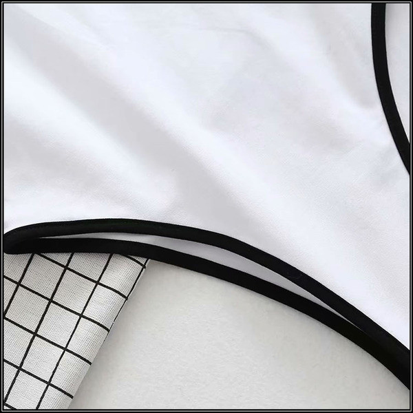 Női test vékony pántokkal és szögletes nyakkivágással