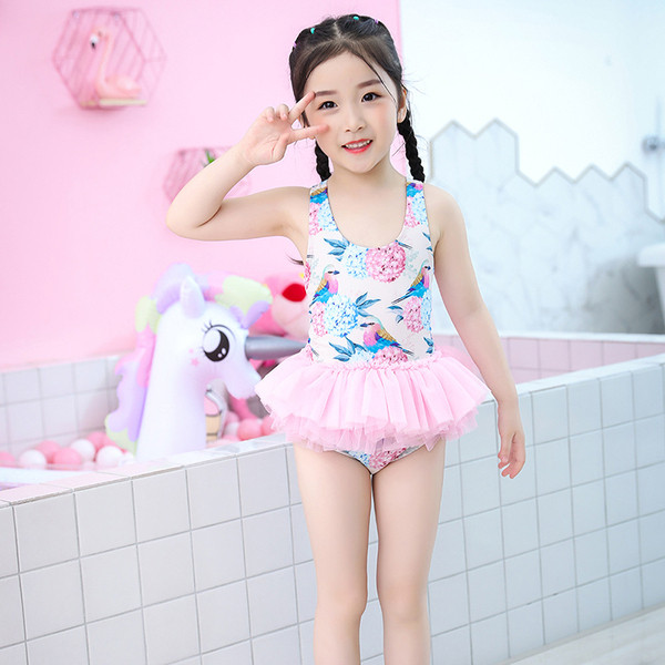 Moekas ristrihmade ja tülliga ujumistrikoo tüdrukutele