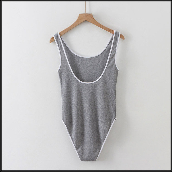 Napi női test széles pántokkal