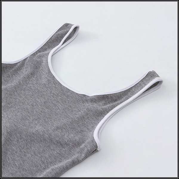 Napi női test széles pántokkal