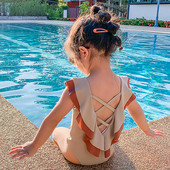 Pilns bērnu peldkostīms meitenēm ar cirtām un krusteniskām saitēm