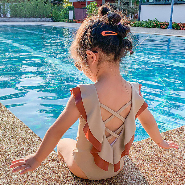 Pilns bērnu peldkostīms meitenēm ar cirtām un krusteniskām saitēm