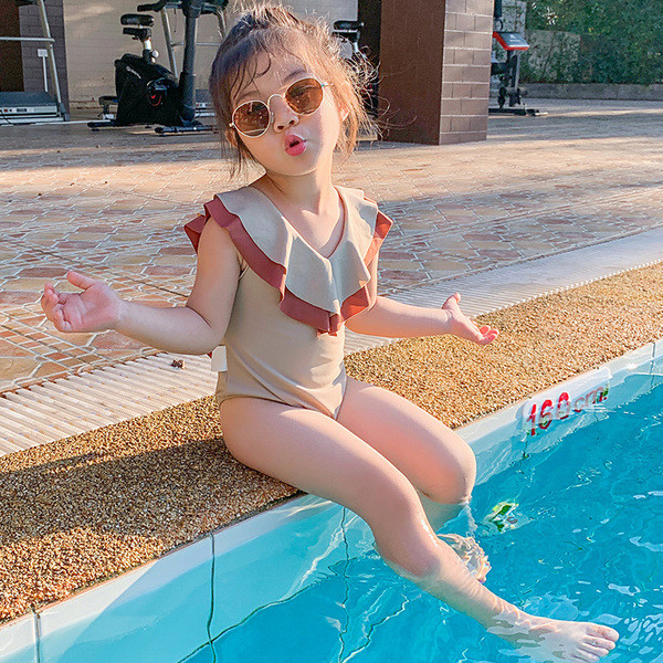 Pilns bērnu peldkostīms meitenēm ar cirtām un krusteniskām saitēm