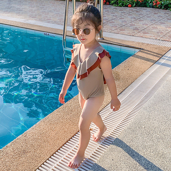 Pilns bērnu peldkostīms meitenēm ar cirtām un krusteniskām saitēm