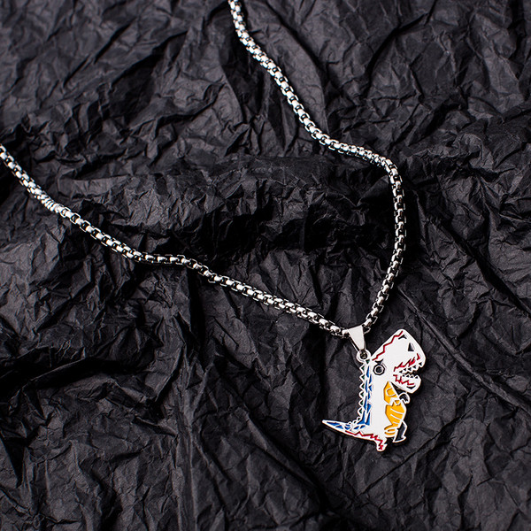 Μοντέρνα ανδρική αλυσίδα με μεταλλική διακόσμηση