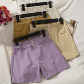 Μοντέρνα σορτς με μοντέλο με κουμπιά