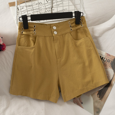 Μοντέρνα σορτς με μοντέλο με κουμπιά