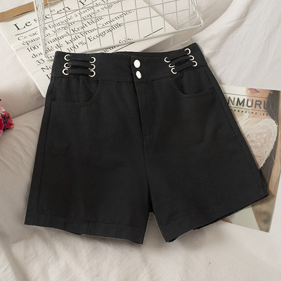 Μοντέρνα σορτς με μοντέλο με κουμπιά