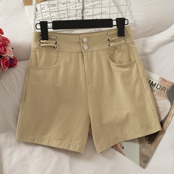 Μοντέρνα σορτς με μοντέλο με κουμπιά