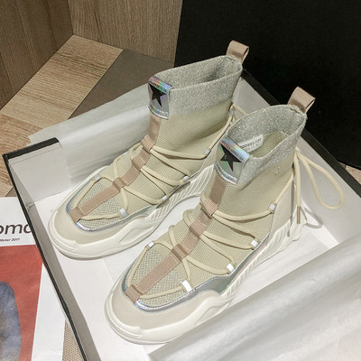 Ψηλά γυναικεία αθλητικά παπούτσια με επίπεδη σόλα και κορδόνια