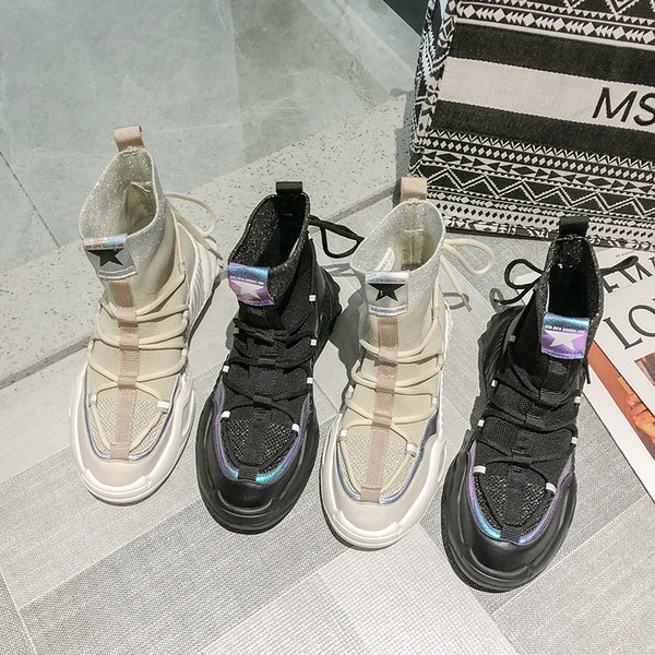 Ψηλά γυναικεία αθλητικά παπούτσια με επίπεδη σόλα και κορδόνια