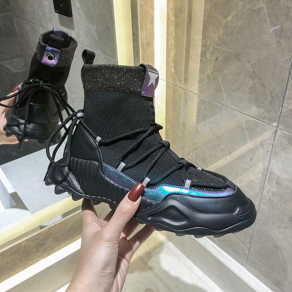 Ψηλά γυναικεία αθλητικά παπούτσια με επίπεδη σόλα και κορδόνια