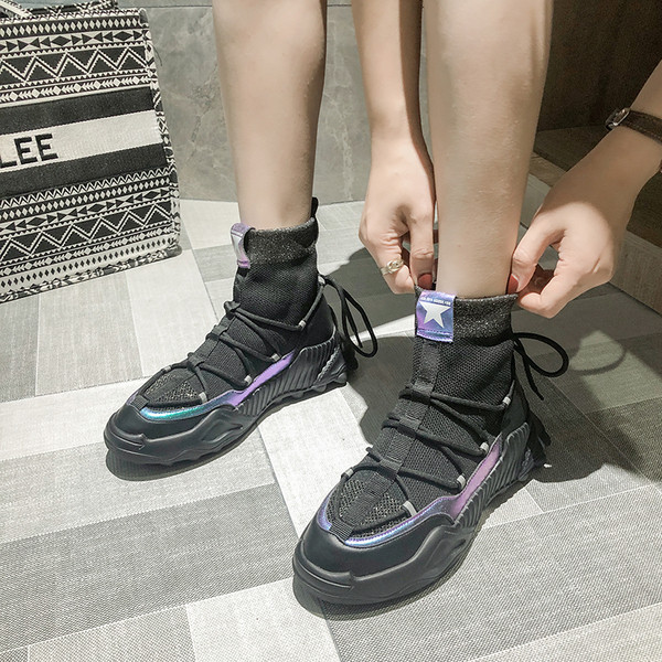 Ψηλά γυναικεία αθλητικά παπούτσια με επίπεδη σόλα και κορδόνια