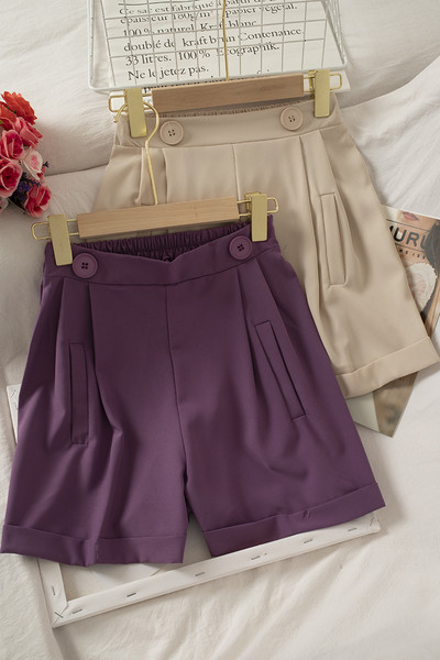 Széles rövidnadrág gombokkal és magas derékkal