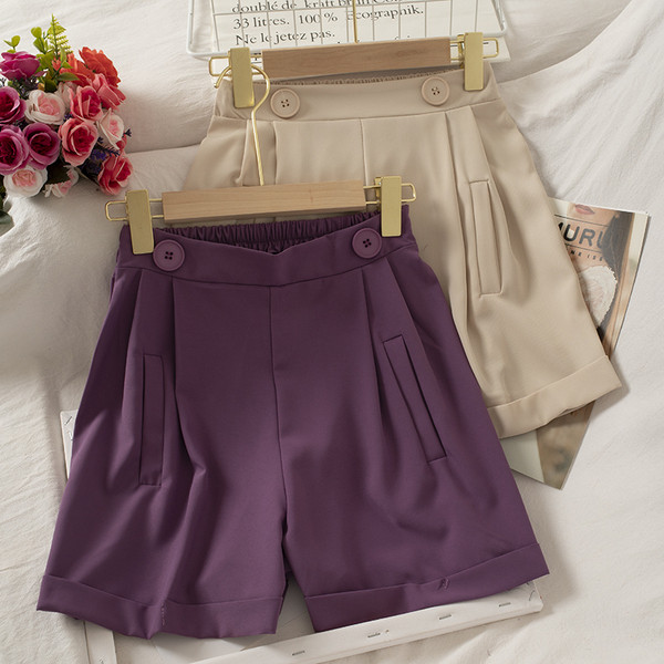 Széles rövidnadrág gombokkal és magas derékkal