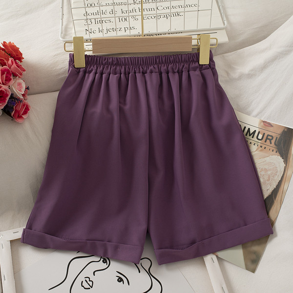 Széles rövidnadrág gombokkal és magas derékkal