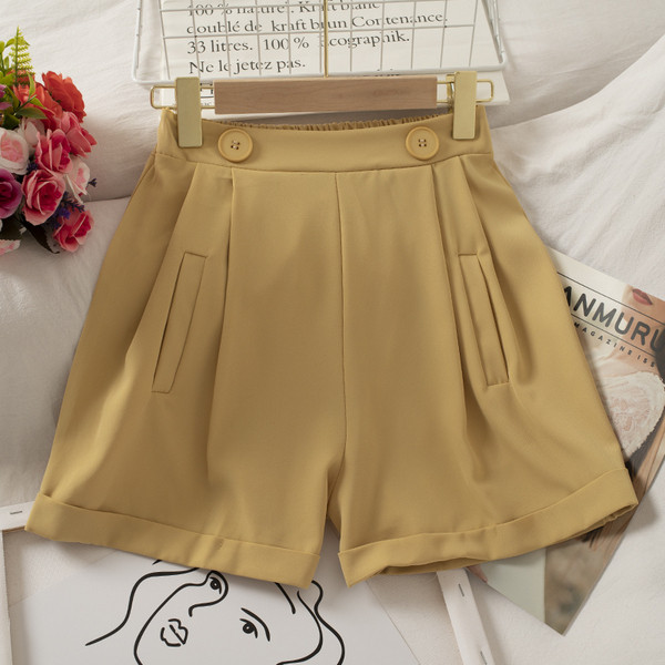 Széles rövidnadrág gombokkal és magas derékkal