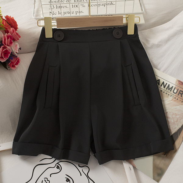 Széles rövidnadrág gombokkal és magas derékkal