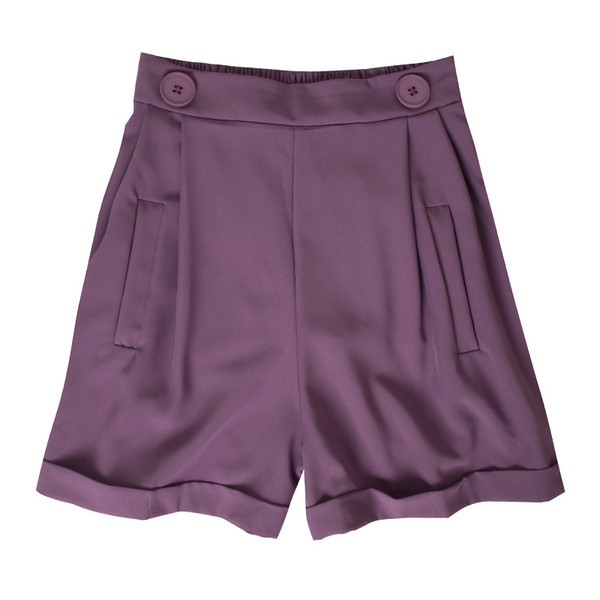 Széles rövidnadrág gombokkal és magas derékkal