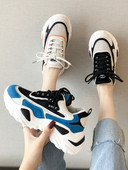 Alkalmi női tornacipő durva talppal, hálóval és fűzővel