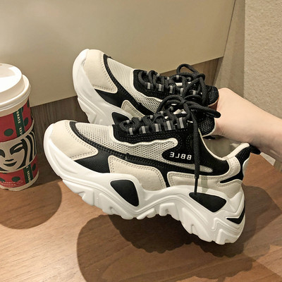 Alkalmi női tornacipő durva talppal, hálóval és fűzővel