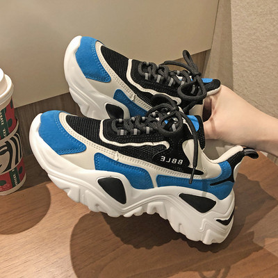 Alkalmi női tornacipő durva talppal, hálóval és fűzővel