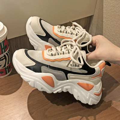 Alkalmi női tornacipő durva talppal, hálóval és fűzővel