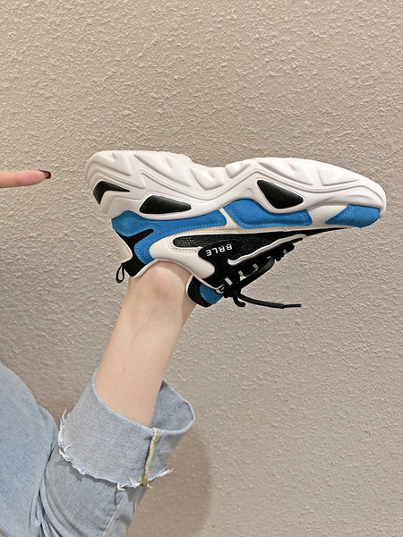 Alkalmi női tornacipő durva talppal, hálóval és fűzővel