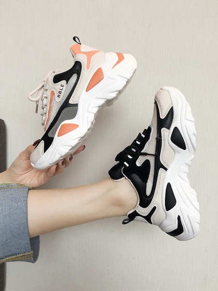 Alkalmi női tornacipő durva talppal, hálóval és fűzővel