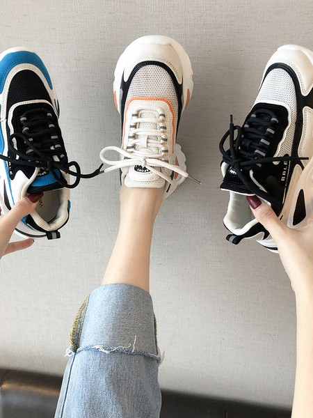 Alkalmi női tornacipő durva talppal, hálóval és fűzővel