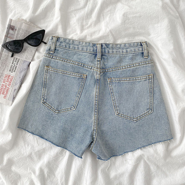 Κοντά γυναικεία φαρδιά τζιν με ψηλή μέση και κουμπιά