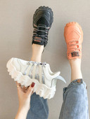 Μοντέρνα γυναικεία αθλητικά παπούτσια με ψηλή σόλα και λαμπερά λουριά