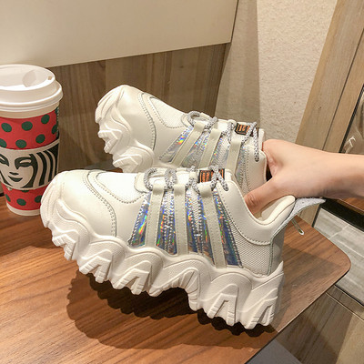 Μοντέρνα γυναικεία αθλητικά παπούτσια με ψηλή σόλα και λαμπερά λουριά