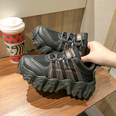 Μοντέρνα γυναικεία αθλητικά παπούτσια με ψηλή σόλα και λαμπερά λουριά