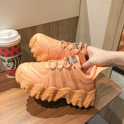 Μοντέρνα γυναικεία αθλητικά παπούτσια με ψηλή σόλα και λαμπερά λουριά