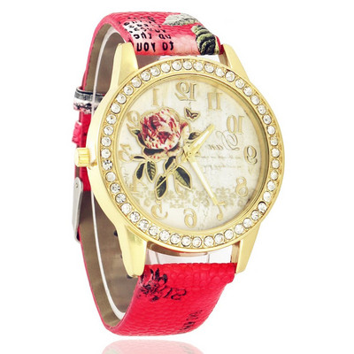 Női karóra nyomatokkal és kövekkel