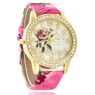 Női karóra nyomatokkal és kövekkel