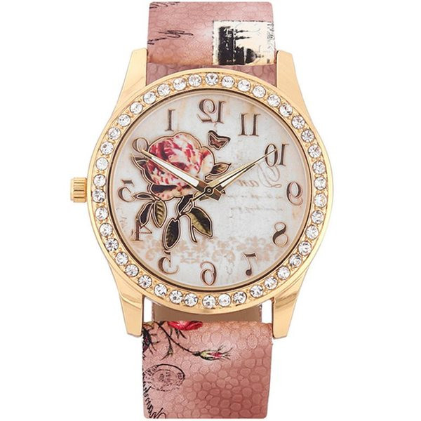 Női karóra nyomatokkal és kövekkel