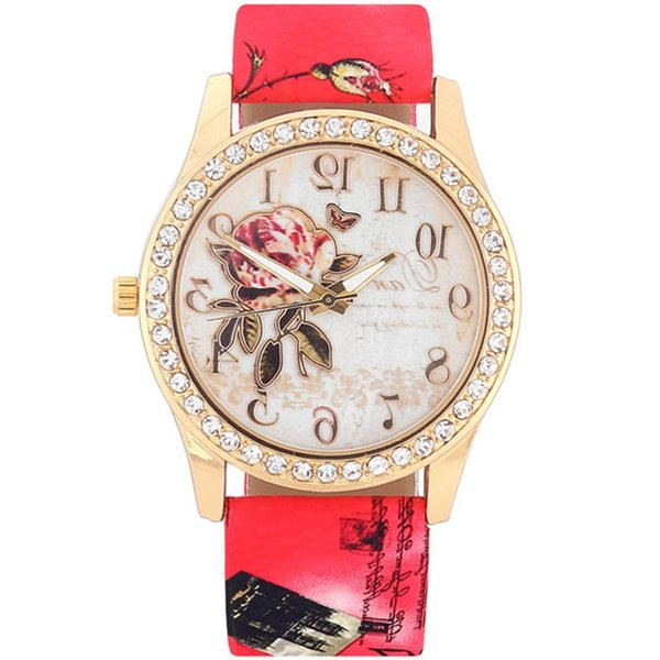 Női karóra nyomatokkal és kövekkel