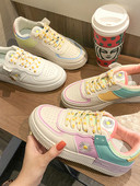 Casual γυναικεία αθλητικά παπούτσια με κέντημα λουλουδιών και πολύχρωμους δεσμούς