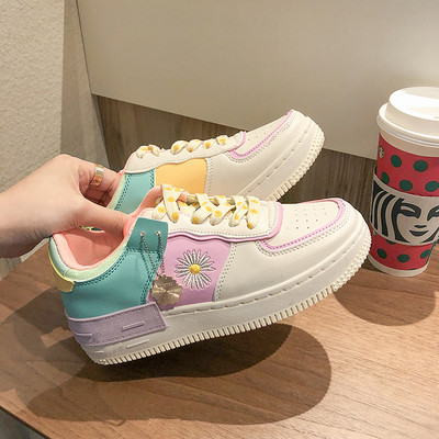 Casual γυναικεία αθλητικά παπούτσια με κέντημα λουλουδιών και πολύχρωμους δεσμούς