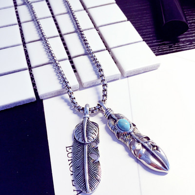 Μοντέρνα ανδρική αλυσίδα με διακοσμήσεις