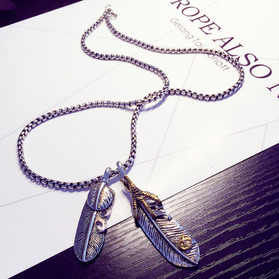 Μοντέρνα ανδρική αλυσίδα με διακοσμήσεις