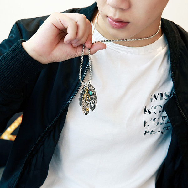 Μοντέρνα ανδρική αλυσίδα με διακοσμήσεις