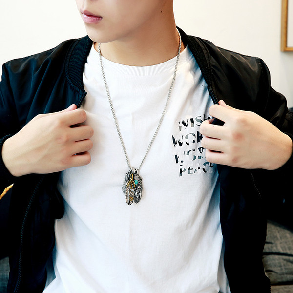 Μοντέρνα ανδρική αλυσίδα με διακοσμήσεις