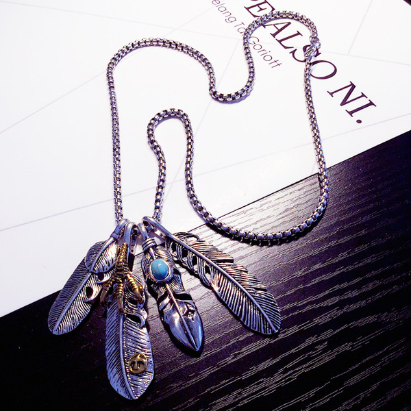 Μοντέρνα ανδρική αλυσίδα με διακοσμήσεις