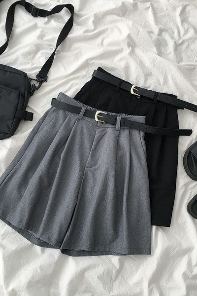 Ženske kratke hlače širokog modela s remenom