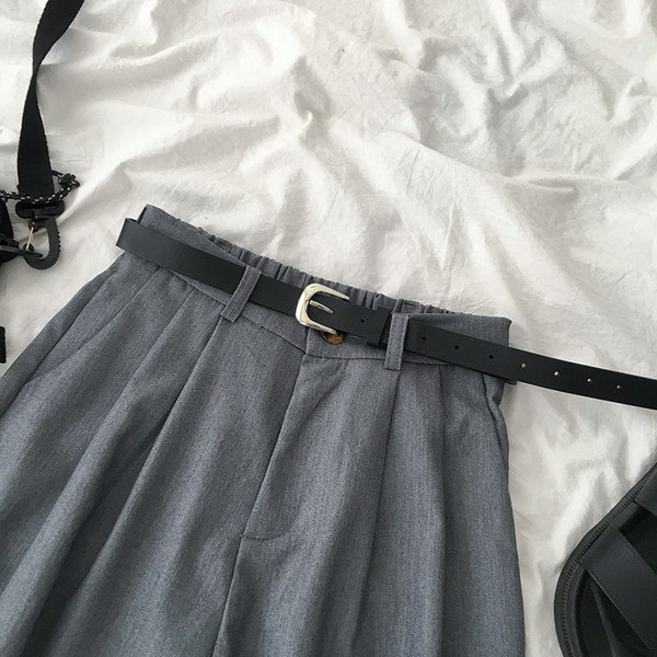 Ženske kratke hlače širokog modela s remenom