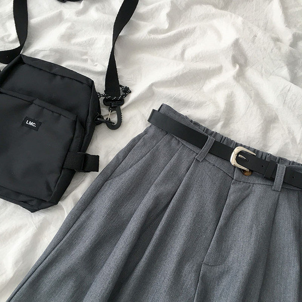 Ženske kratke hlače širokog modela s remenom