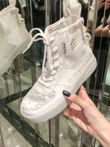 Modern női cipők új modellje csipkével és fűzővel